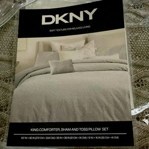 DKNY King comforter, new.